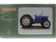 UNIVERSAL HOBBIES FORDSON SUPER DEXTA ROADLESS 農耕機 藍色 1/16 合金工程車模型完成品 NO.2901
