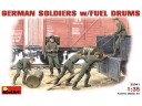 MiniArt GERMAN SOLDIERS w/FUEL DRUMS NO.35041